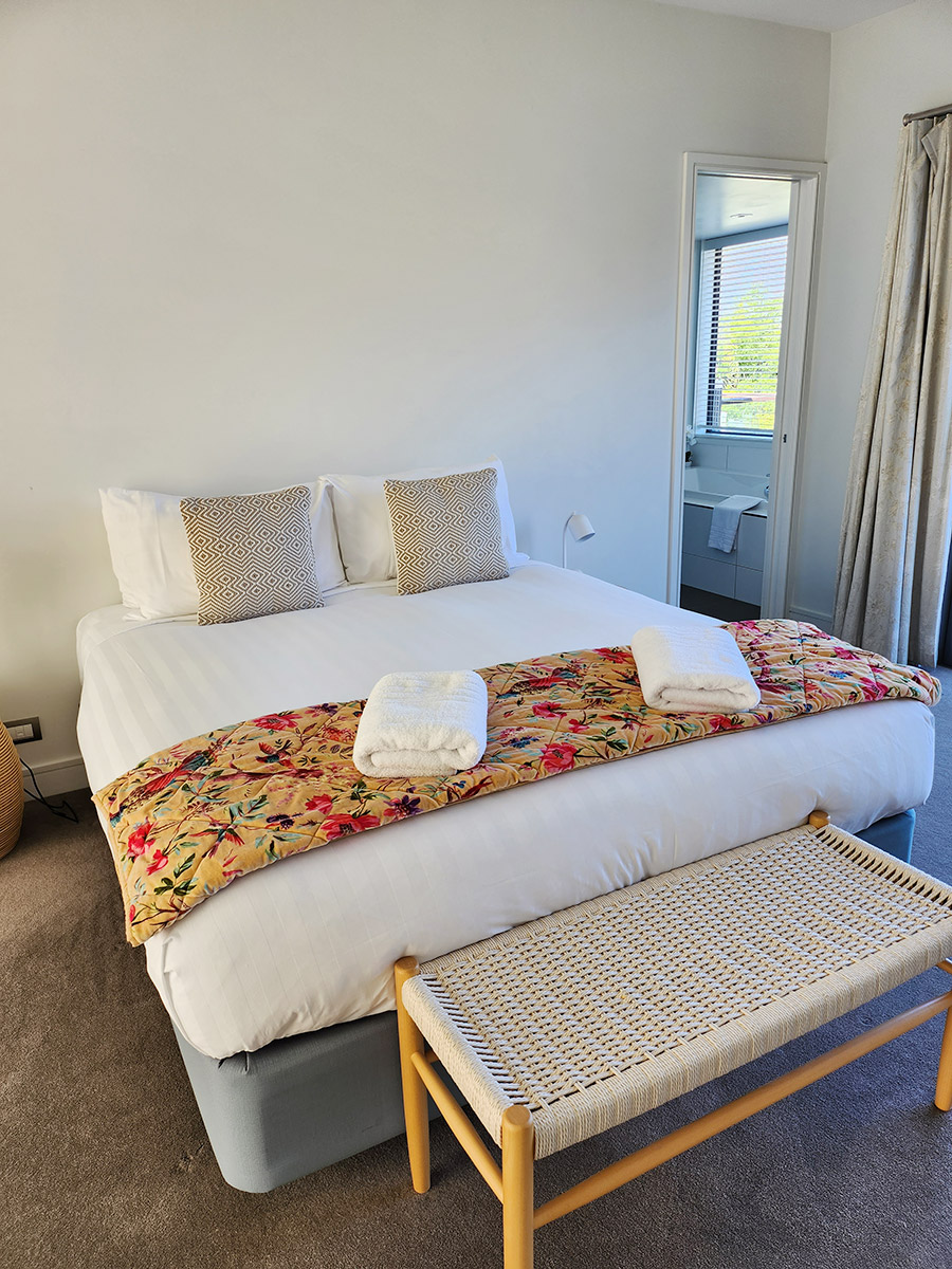 ultimate stays queenstown private holiday home master bedroom view