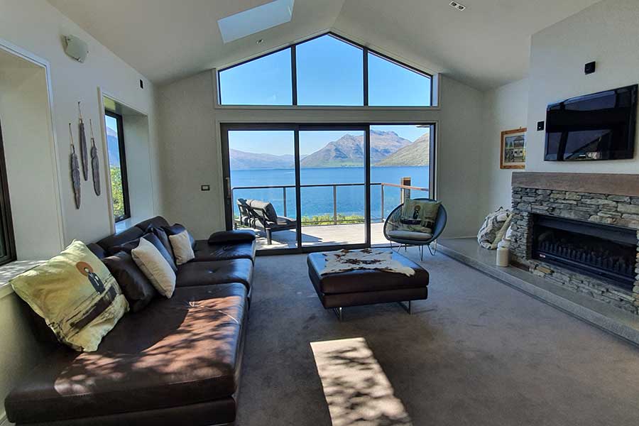 Private Retreat – Stunning Lake & Mountain Views!